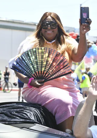 060622-style-celebrities-attend-pride-parade-loni.jpg