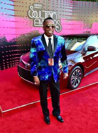 Deep Blue - The Rickey Smiley Morning Show's Gary With Da Tea's motto is "go bold or go home!" He's not one to miss on this year's carpet! (Photo: Paras Griffin/BET/Getty Images for BET)