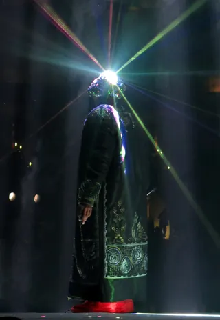 Master of Disguise - Leave it to Yeezy to take performance art to a new level. Kanye West donned elaborate facewear to aid in the Yeezus tour's ocular extravaganza.&nbsp;(Photo:&nbsp;Ronin 47 / Splash News)