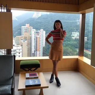 Hannah Bronfman - We can’t decide which we love more: the minimalist decor inside Hong Kong’s Cafe Gray or Hannah’s knit crop sweater and flared suede skirt.   (Photo: Hannah Bronfman via Instagram)