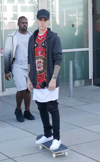 Kick, Push - Justin Bieber grabs a coffee at Starbucks and rides off on his skateboard at the Mercedes Benz Arena in Berlin.&nbsp;(Photo: WENN.com)