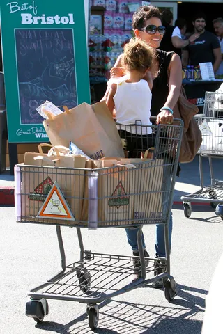 Mommy Duty - Halle Berry looks amazing even when she's grocery shopping. Paps spotted her pushing daughter Nahla in a shopping cart at the neighborhood Bristol Farms market.(Photo: Vanessa Pacheco, PacificCoastNews.com)