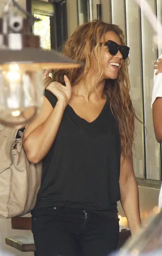 Bey in Paris - Beyoncé Knowles lunches with hubby Jay-Z (not pictured) at Septime in Paris. Bey is in town for the European leg of her Mrs. Carter World Tour. &nbsp;(Photo: KCS Presse / Splash News)