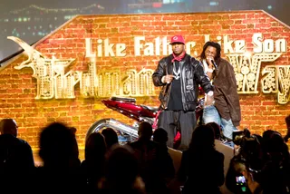 Birdman and Weezy Work It - Rappers Birdman and Lil Wayne bring a live version of &quot;Stuntin Like My Daddy&quot; to the stage.&nbsp;(Photo: Annette Brown/Getty Images)