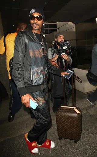 Just Touch Down - Snoop Dogg&nbsp;arrives at LAX airport in Los Angeles with his entourage in tow.(Photo: London Entertainment/Splash)