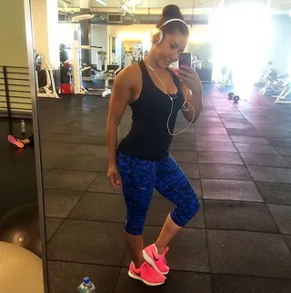 Jeanette Jenkins&nbsp;@jeanettejenkins - &quot;Gym Selfaaaay! Workout Tip: Match your nails with your shoes and you'll run faster! Get your workout in! You deserve to be healthy! If it's important to you then you'll make it a priority! #HealthIsWealth #JeanetteJenkins #FitnessFriday #PositiveEnergy&quot;  (Photo: Jeanette Jenkins via Instagram)&nbsp;