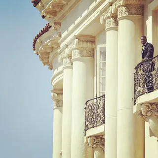 Standing on the Shoulders of a Really Expensive Hotel - The view must be cray cray.  (Photo: Kevin Hart via Instagram)