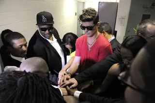 Prayer first. - Robin Thicke leads his band in a prayer circle before taking the stage for A Very BET Christmas. (Photo: John Ricard / BET)