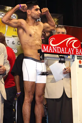 Khan-Judah - Amir Khan also tipped the scales at 140 pounds.&nbsp;(Photo: Marcus Vanderberg)