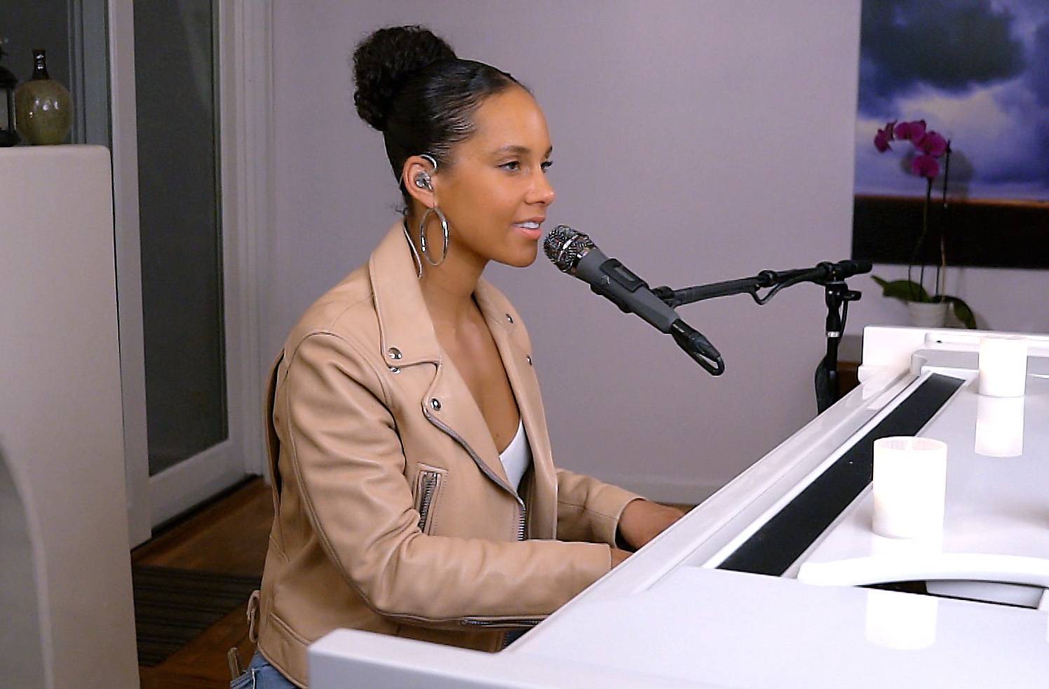 5 Alicia Keys' Songs A Neo-Soul Playlist Can't Be Without