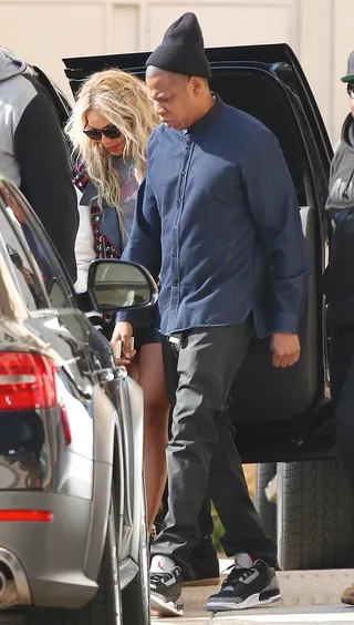 A Little Holiday Shopping - Beyoncé and Jay Z support his collaboration with Barneys New York by doing some shopping at the department store's Beverly Hills location. (Photo: Revolution pix/Owen Beiny/WENN.COM)