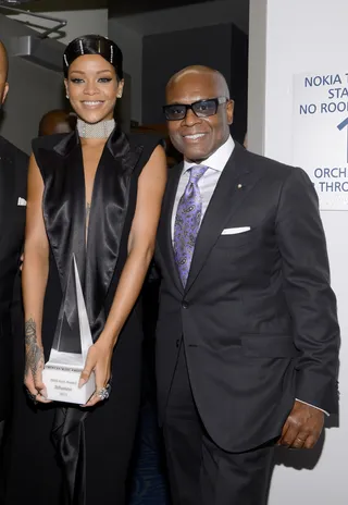 So Hard - Rihanna rocks a doobie wrap with pearl pins as she poses with producer Antonio L.A. Reid backstage after receiving the AMA Icon Award at the 2013 American Music Awards at Nokia Theatre L.A. Live in Los Angeles.&nbsp;(Photo: Larry Busacca/AMA2013/Getty Images for DCP)