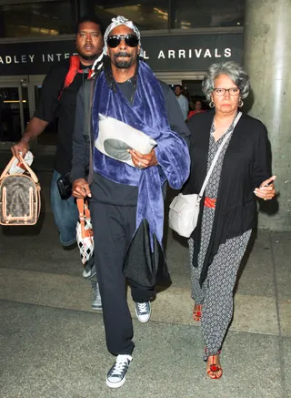 Home Boy - Snoop Dogg arrives home to LAX airport in Los Angeles after a flight from Paris.(Photo: INFphoto.com)