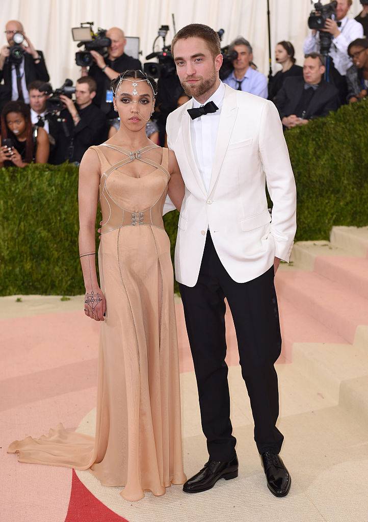 NEW YORK, NY - MAY 02:  FKA Twigs and Robert Pattinson arrive for the "Manus x Machina: Fashion In An Age Of Technology" Costume Institute Gala at Metropolitan Museum of Art on May 2, 2016 in New York City.  (Photo by Karwai Tang/WireImage)