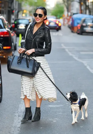 Olivia Munn - The actress sports such cute spring style while walking her dog around NYC. A similar getup should be in every girl's spring/summer wardrobe.(Photo: Josiah Kamau/BuzzFoto via Getty Images)
