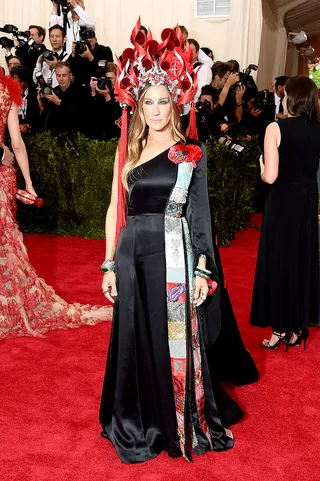 Sarah Jessica Parker - Would Carrie Bradshaw be here for this look? We think so! SJP steals the scene in a one-shouldered H&amp;M gown and ornate headpiece.   (Photo: Larry Busacca/Getty Images)