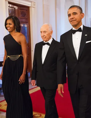Mediterranean Mood - Michelle Obama wore a dramatic black Michael Kors gown to present&nbsp;Israeli president Shimon Peres with the Presidential Medal of Freedom in the White House.  (Photo: MANDEL NGAN/AFP/GettyImages)