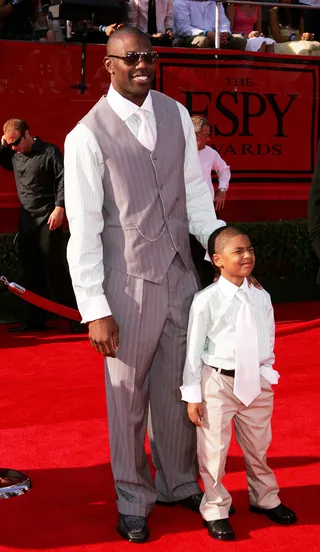 Terrell Owens - NFL wide receiver Terrell Owens poses with one of his little ones in 2005.&nbsp;(Photo: Mark Mainz/Getty Images)