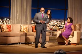 Walk This Way - Coach Gibson gives Perry encouragement from "ringside" while he completes his red carpet walk.&nbsp;(Photo: Darnell Williams/BET)