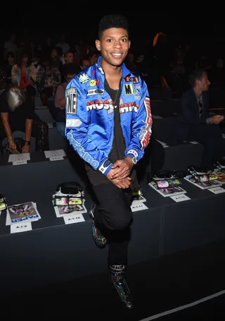 575872515MC00003_Seen_Aroun