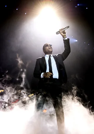 Smoke and Talent - Maxwell&nbsp;serenaded the crowd with his hits at the O2 Arena in London. (Photo: Photoshot, PacificCoastNews)