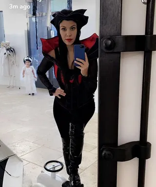 102616-lifestyle-celebrity-halloween-costumes-kourtney-Kardashian-snapchat.jpg