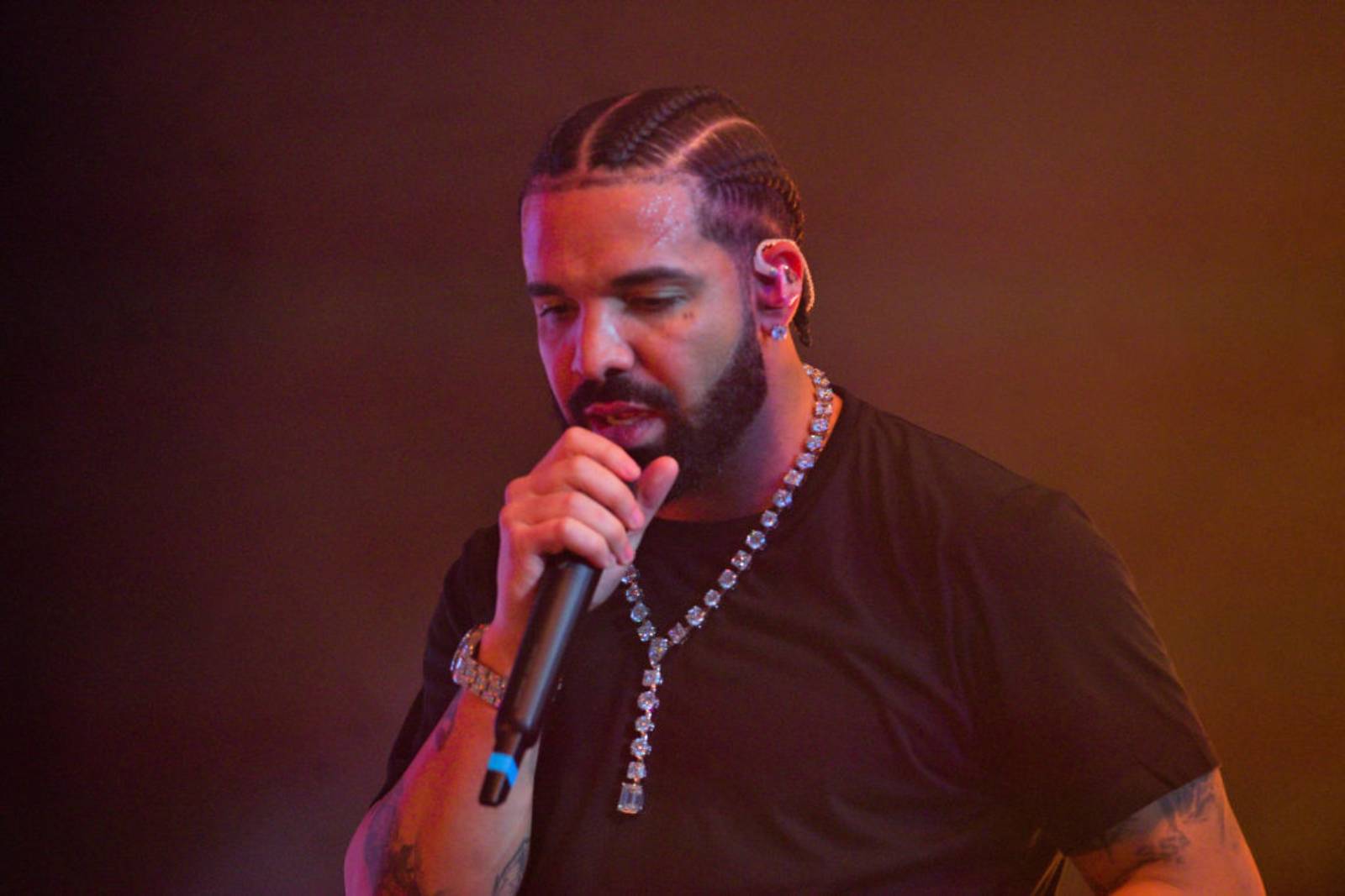  Rapper Drake performs onstage during "Lil Baby & Friends Birthday Celebration Concert" at State Farm Arena on December 9, 2022 in Atlanta, Georgia. (Photo by Prince Williams/Wireimage)