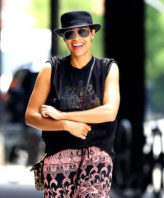 The Happy New Yorker - Rosario Dawson is all smiles as she walks around her hometown of NYC with friends.(Photo: XactpiX/Splash News)