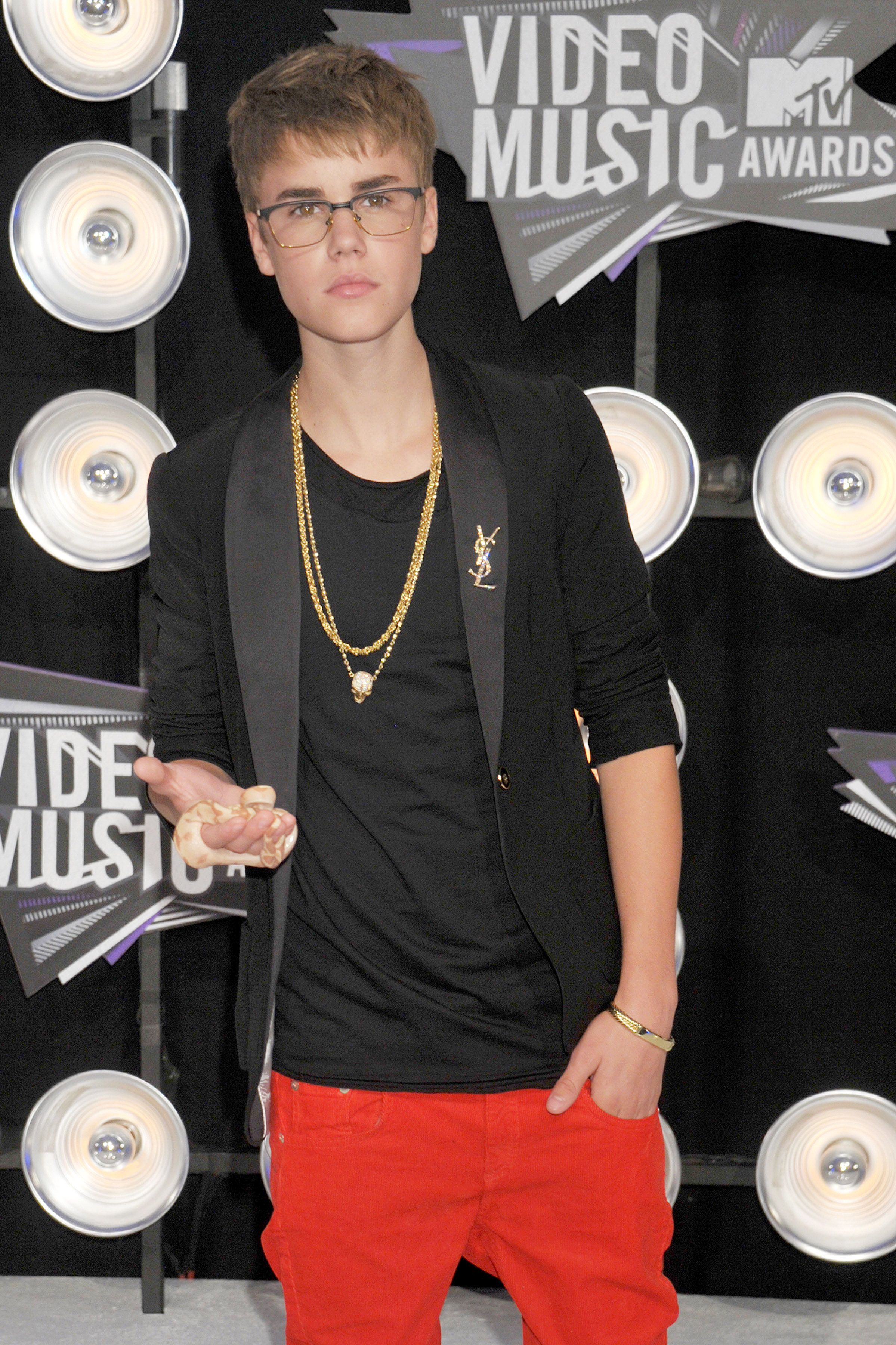 Justin Bieber (@justinbieber)  - TWEET: “AMA blocking rehearsal. @dankanter is here. sounds like fun.” The Biebz shouts out his musical director while rehearsing for his American Music Awards performance. (Photo: Gregg DeGuire/PictureGroup)