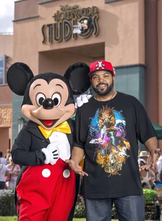 Straight Outta Disney - Ice Cube grabs a photo-op with Mickey Mouse while vacationing with his family at Disney's Hollywood Studios in Florida.(Photo: Disney/Splash News)