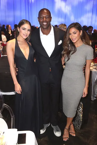 Handsome Trio - Terrell Owens was caught in between beautiful ladies Olivia Culpo and Nicole Scherzinger at the Qatar Airways Los Angeles Gala in Hollywood.(Photo: Joe Scarnici/Getty Images for Qatar Airways)