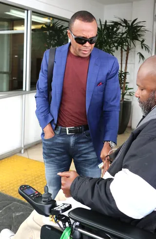 A Helping Hand - Reitred boxer Sugar Ray Leonard was spotted giving a disabled man some money in Beverly Hills.&nbsp;(Photo: KAT / Splash News)