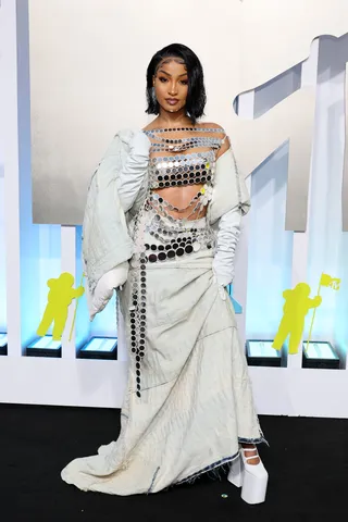 082822-style-2022-mtv-video-music-awards-red-carpet-shenseea.jpg