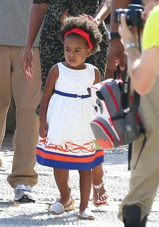 Little Miss Blue  - Too darn cute! Isn't she lovely in her polka-dot dress and striped slip-ons?&nbsp;(Photo:&nbsp;FAMEFLYNET PICTURES)