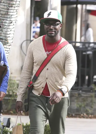 Shopping It Up - Taye Diggs took in the beautiful Cali weather by heading out for a little shopping.(Photo: Splash News)