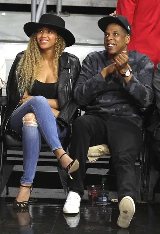 '16 Bonnie and Clyde - Power couple Beyoncé and Jay Z sat courtside at the Los Angeles Clippers vs. Oklahoma City Thunder game at the Staples Center in downtown Los Angeles.(Photo: WENN.com)
