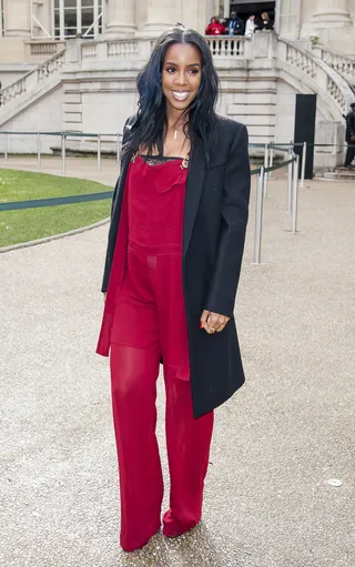 Oui Oui - Kelly Rowland made a gorgeous appearance at the Chloé show during Paris Fashion Week.(Photo: KCS Presse / Splash News)