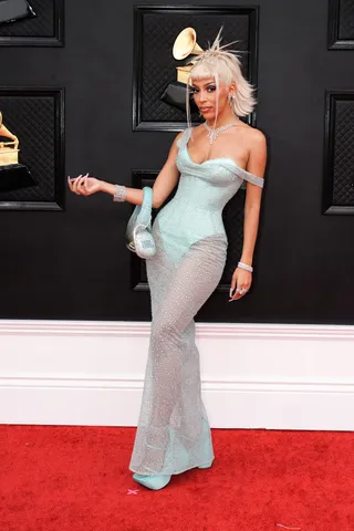 040322-style-grammys-2022-all-the-trendy-looks-on-the-red-carpet-4.jpg