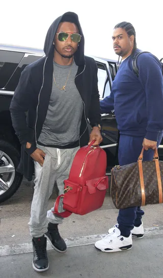 Incognito - Trey Songz was surrounded by his entourage while heading to his flight at LAX.(Photo: Sharky / Splash News)