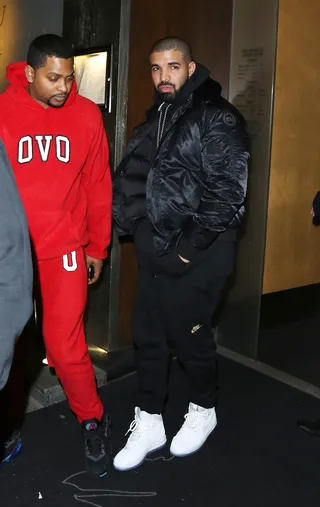Drake in Black - Drake went out for a bite to eat at popular restaurant Nobu Berkley in London.(Photo: Splash News)