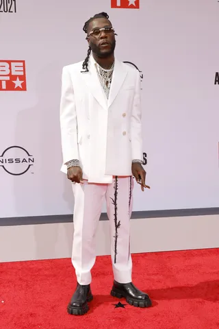Burna Boy - Burna Boy kept things crisp and clean in an all white look.&nbsp; (Photo by Amy Sussman/FilmMagic)