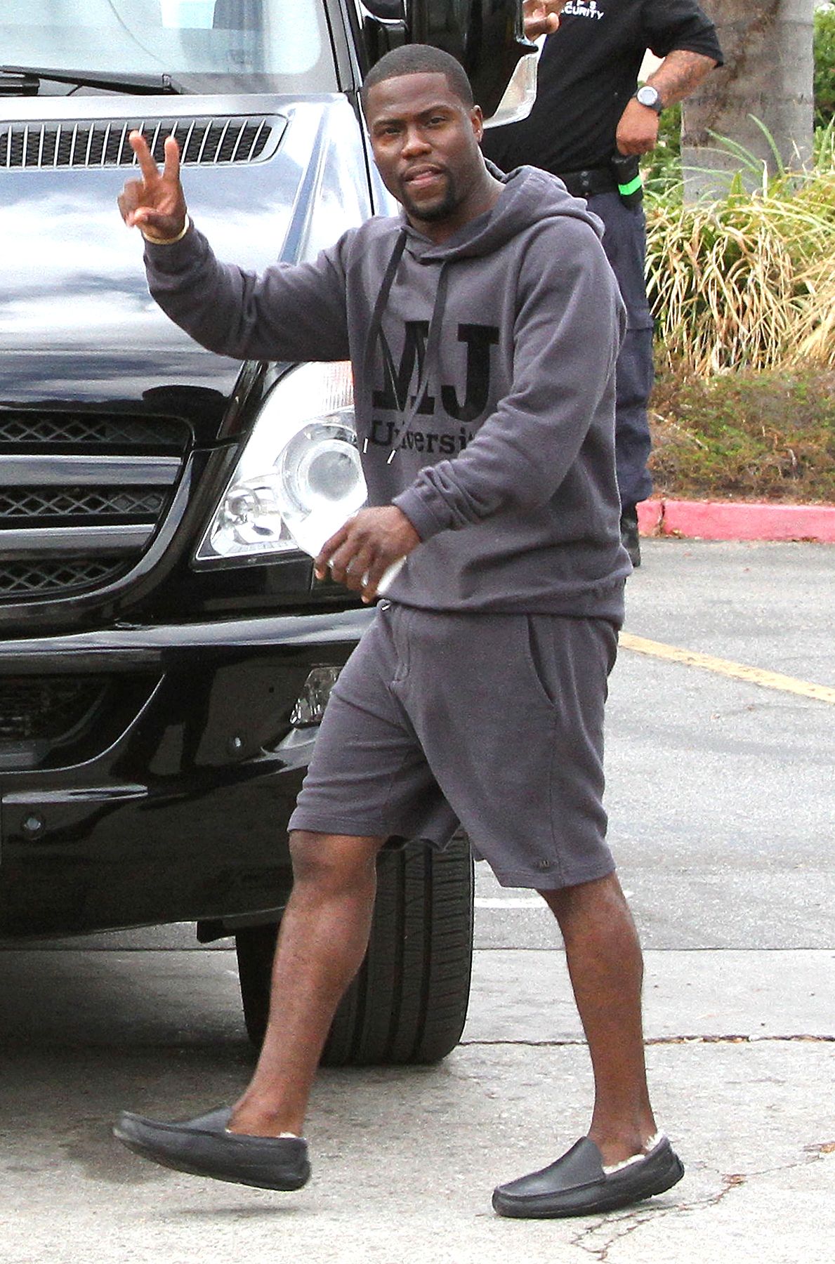 Peace to the Paps - Image 33 from Out and About: T.I. Performs His New ...