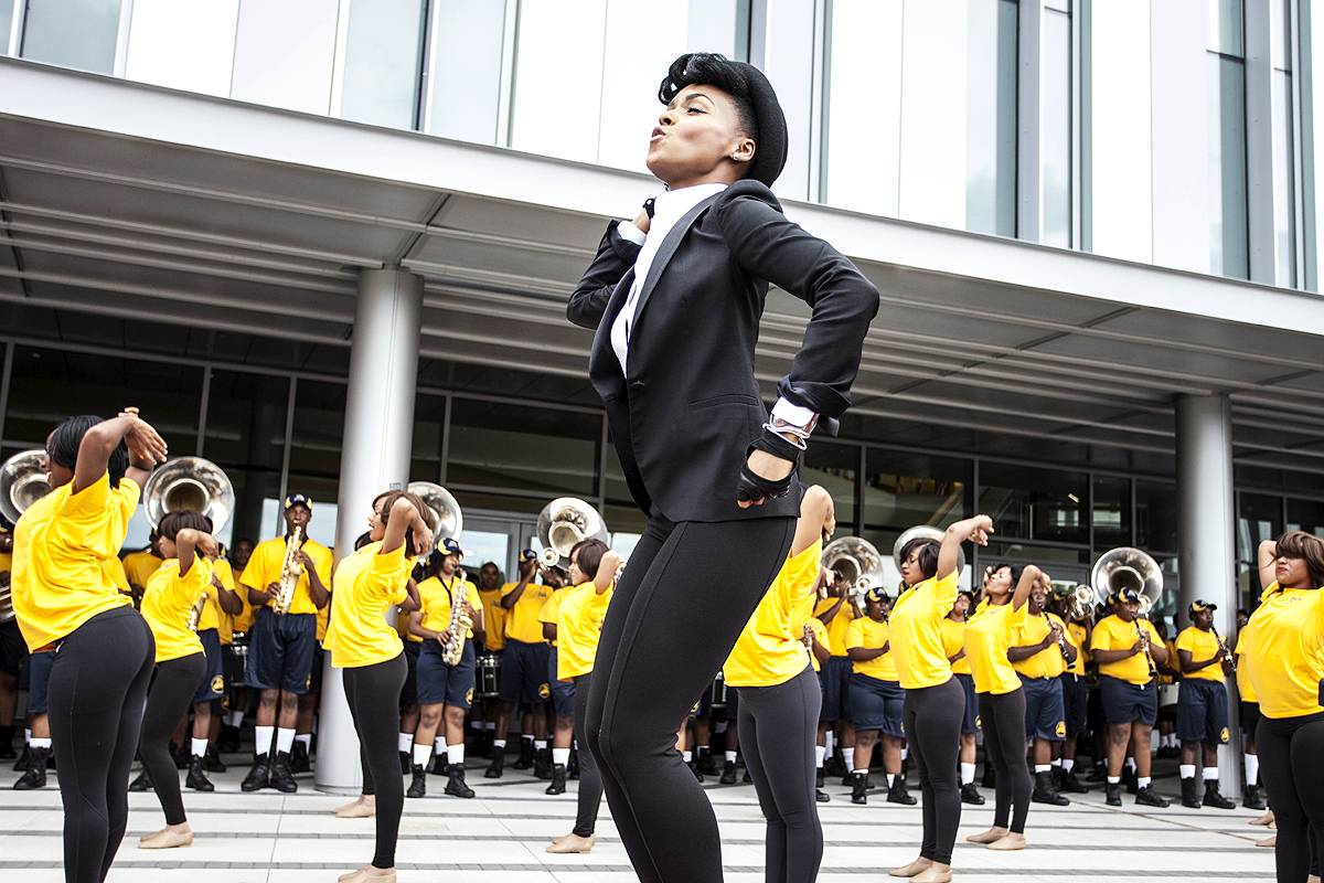 Janelle Performs “Q.U.E.E.N.”