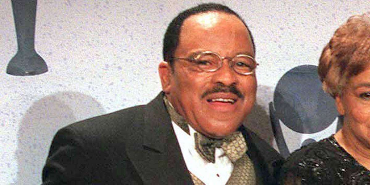 CORRECTS SINGING GROUP TO THE STAPLE SINGERS - FILE - This March 15, 1999 file photo shows the sibling group The Staple Singers, from left, Pervis, Cleotha, Pops, Mavis, and Yvonne at the Rock and Roll Hall of Fame induction ceremony in New York. Yvonne Staples, whose voice and business acumen powered the success of her family's Staples Singers gospel group, has died at age 80. The Chicago funeral home Leak and Sons says that she died Tuesday, April 10, 2018 at home in Chicago. (AP Photo/Albert Ferreira, file)