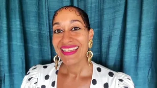 Tracee Ellis Ross demanded attention with her oversized golden door-knocker earrings. - (Photo: BET) (Photo: BET)