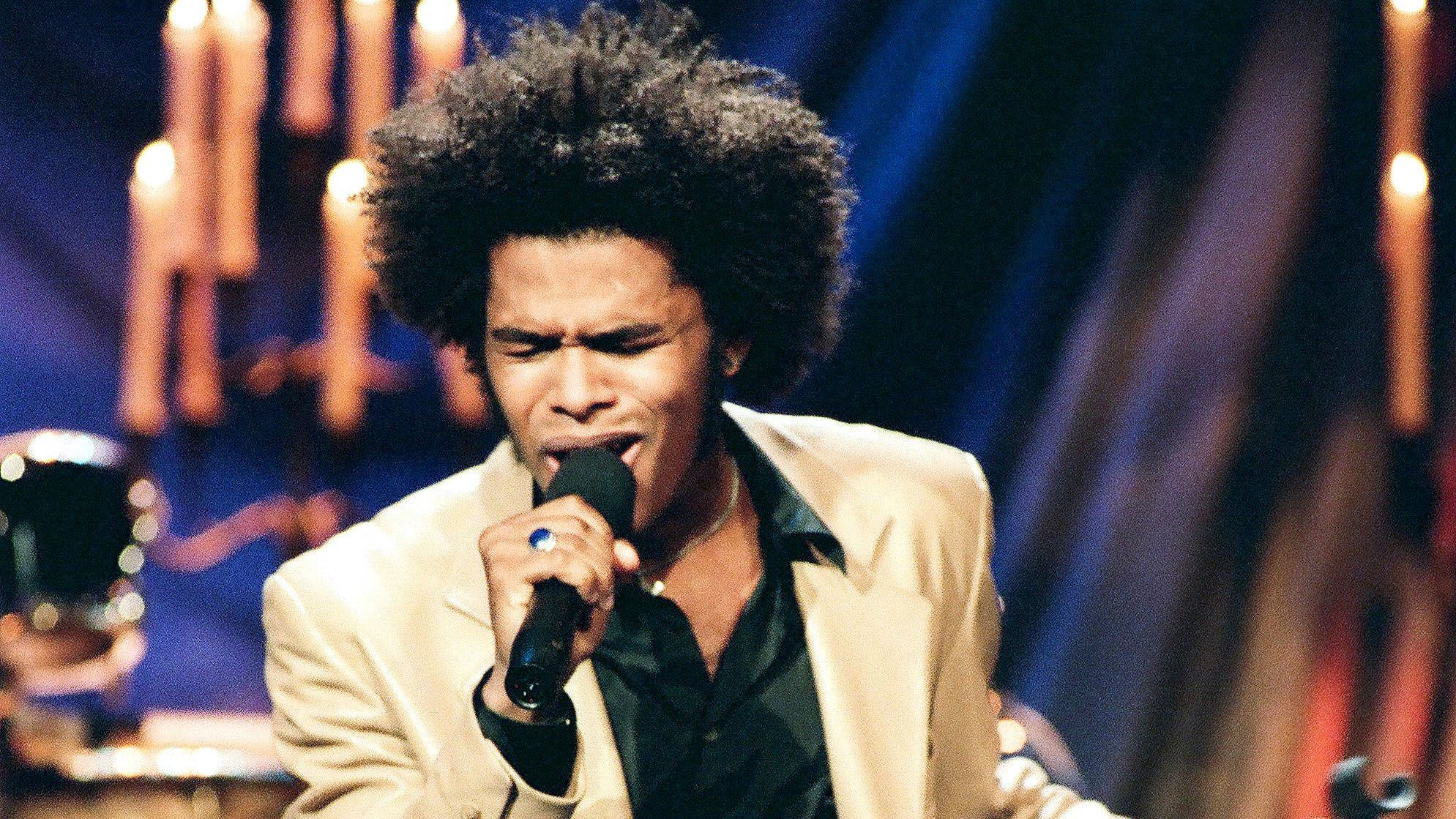 Representing '90s Afro-Bohemian Style - Maxwell had the look down! He was the perfect blend of scruffy and clean, letting his untamed Afro flow and still rocking a slightly open button-down and beige trench. He was chic without even meaning to be and defined the times with his look! &nbsp;(Photo: Margaret C. Norton/NBC/NBCU Photo Bank via Getty Images)