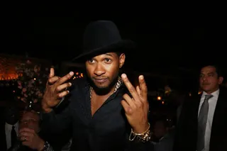 Mixed Messages - Usher gives conflicting gestures to the paparazzi at the Moët &amp; Chandon Nectar Impérial Rosé 's "Executive Lounge" black-tie dinner at STK during the BET Hip Hop Awards in Atlanta. (Photo: Johnny Nunez)