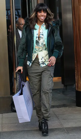 Shop, Shop, Shop - Kelly Rowland does a little shopping while out and about in NYC's SoHo.&nbsp;(Photo: NIGNY/Splash News)