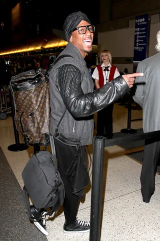 On the Run - Nick Cannon rocked a black turban while catching a flight at LAX. (Photo: GVK/Bauer-Griffin/GC Images)&nbsp;