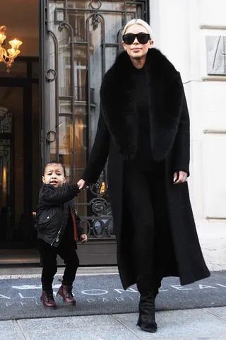 Good Morning Sunshine - Kim Kardashian and daughter North West&nbsp;strike a pose for the cameras outside their hotel in Paris.(Photo: Splash News)